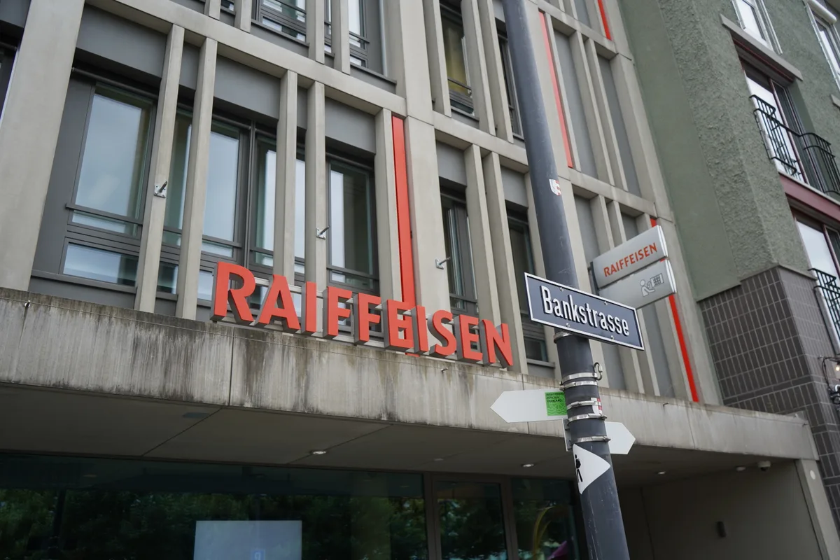 Raiffeisenbank Uster mit Strassenschild Bankstrasse